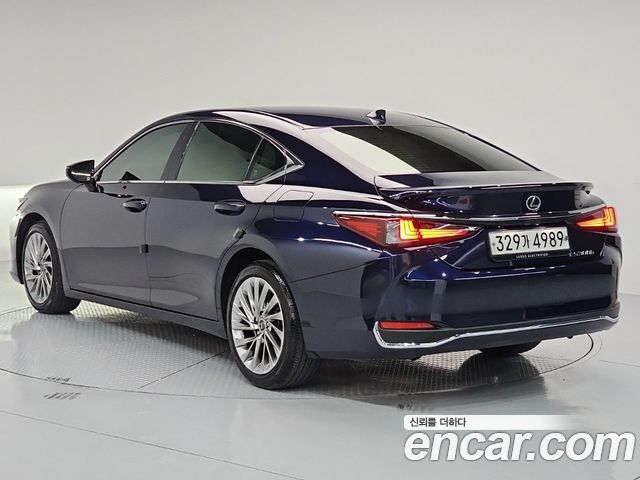Lexus ES 300h 7-го поколения Executive - фото 2