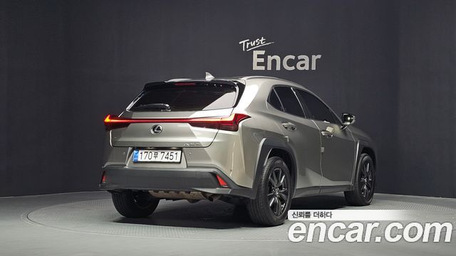 Lexus UX 250h 2.0 2WD - фото 1
