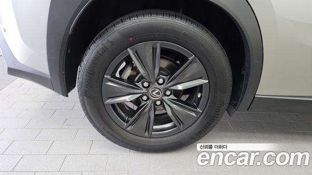 Lexus UX 250h 2.0 2WD - фото 4