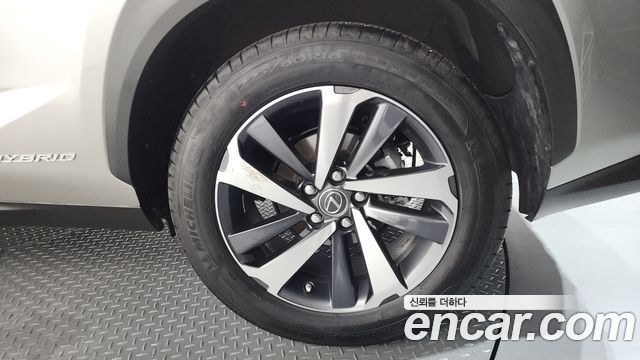 Lexus NX 300h Supreme - фото 4