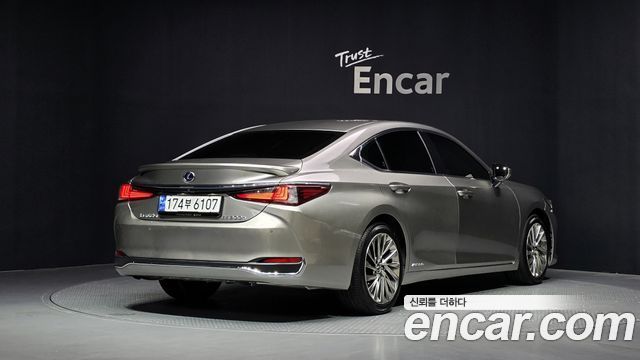 Lexus ES 300h 7-го поколения Luxury Plus - фото 1