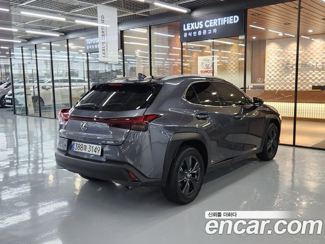 Lexus UX 300h 2.0 2WD - фото 1