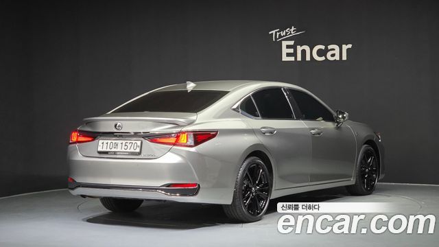 Lexus ES 300h 7-го поколения F-Sport Design Package - фото 1