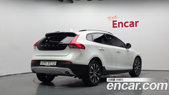 Volvo V40 Cross Country D3 - фото 1