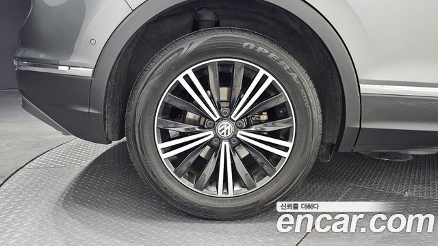 Volkswagen Tiguan 2-го поколения 2.0 TDI Prestige - фото 4