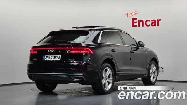 Audi Q8 45 TDI Quattro Premium - фото 1