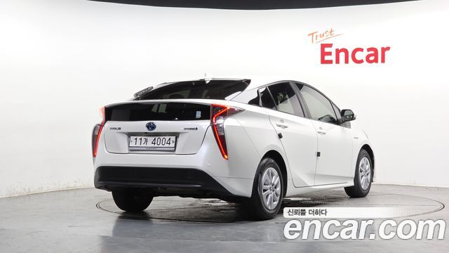 Toyota Prius 4-го поколения 1.8 E - фото 1