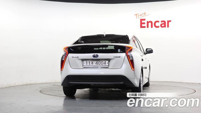 Toyota Prius 4-го поколения 1.8 E - фото 3