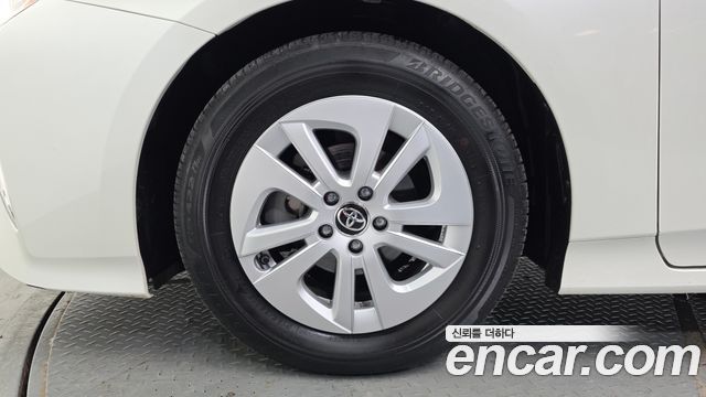 Toyota Prius 4-го поколения 1.8 E - фото 4