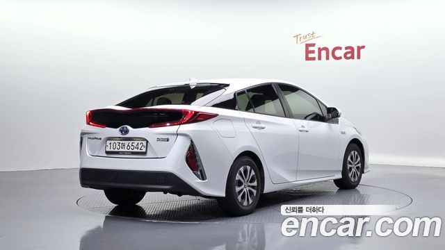 Toyota Prius Prime 1.8 - фото 1