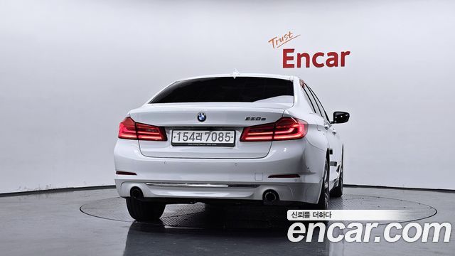 BMW 5 Series G30 530e Luxury - фото 3