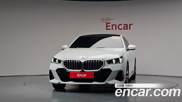 BMW 5 Series G60 530i xDrive M Sport - фото 1