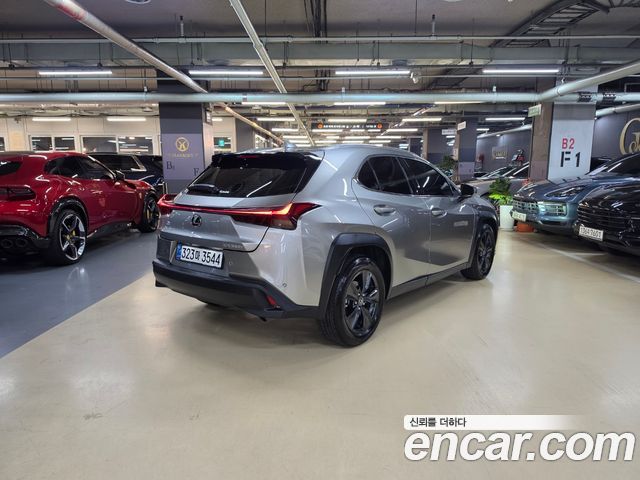 Lexus UX 300h 2.0 2WD - фото 1