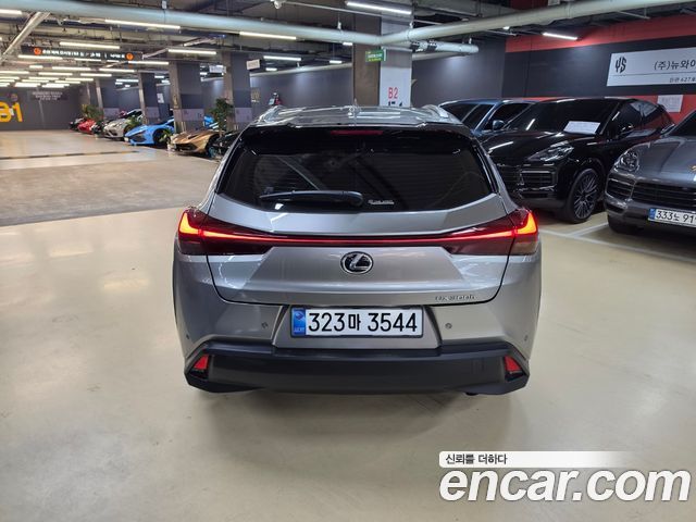 Lexus UX 300h 2.0 2WD - фото 3