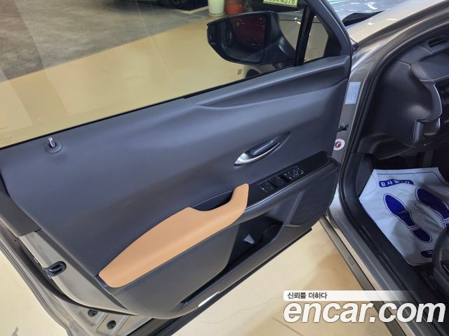 Lexus UX 300h 2.0 2WD - фото 4