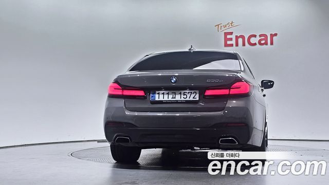 BMW 5 Series G30 530e M Sport - фото 3