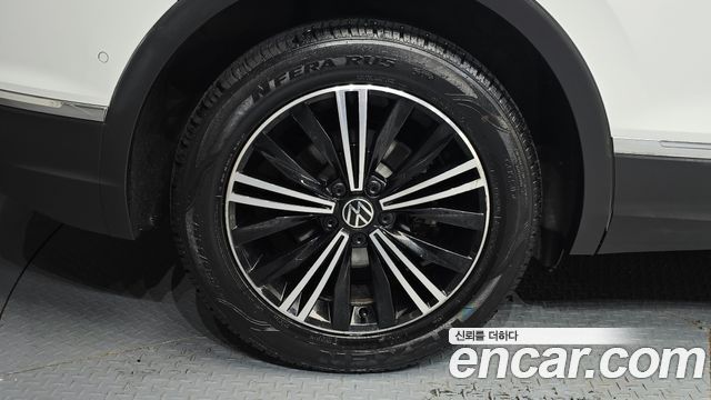 Volkswagen Tiguan 2-го поколения 2.0 TDI Premium - фото 4