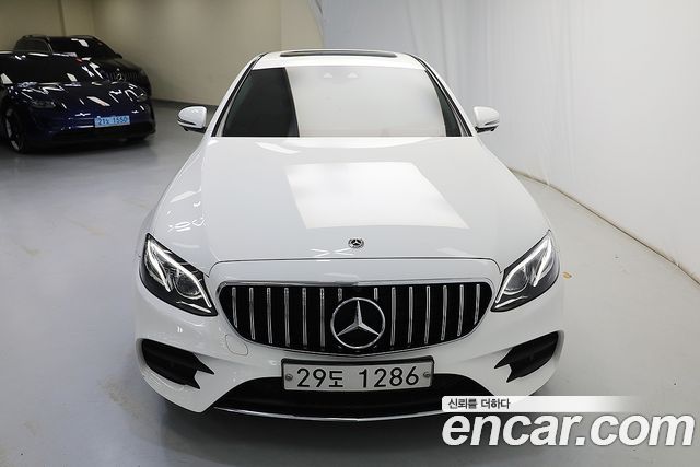 Mercedes-Benz E-Class W213 E300 AMG Line - фото 0