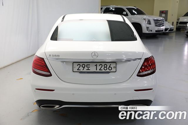 Mercedes-Benz E-Class W213 E300 AMG Line - фото 4