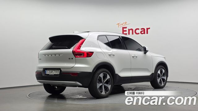 Volvo XC40 B4 Ultimate Bright - фото 1