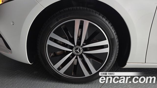 Mercedes-Benz A-Class W177 A220 Sedan - фото 3