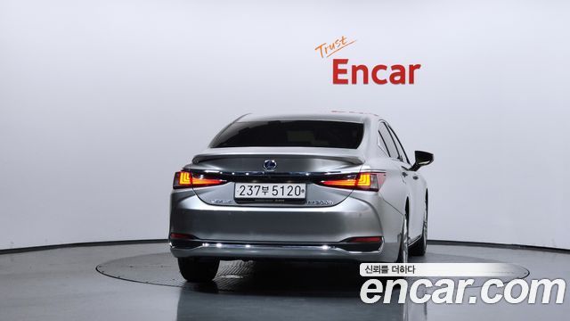 Lexus ES 300h 7-го поколения Executive - фото 2