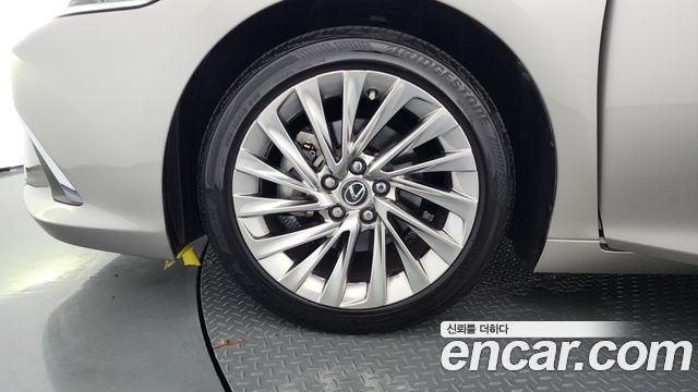 Lexus ES 300h 7-го поколения Executive - фото 3