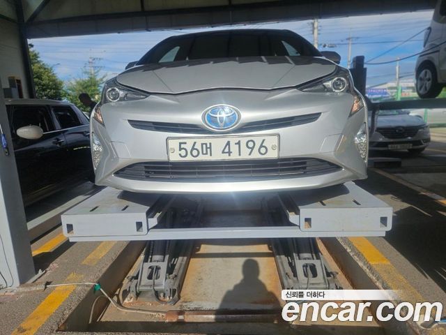 Toyota Prius 4-го поколения 1.8 E - фото 0