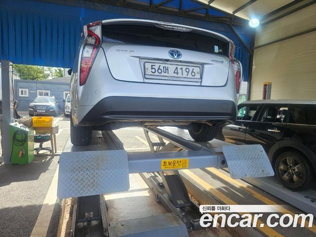 Toyota Prius 4-го поколения 1.8 E - фото 1