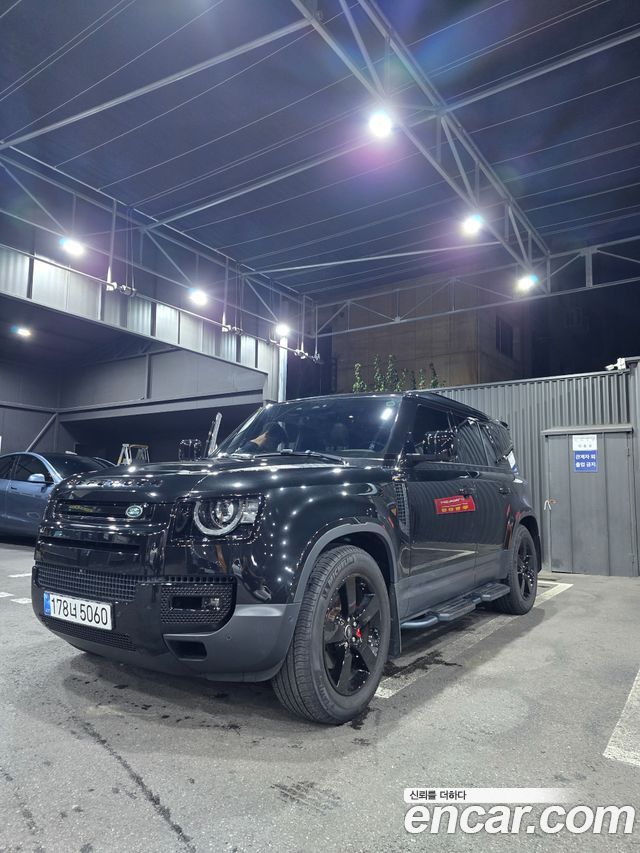 Land Rover Defender L663 110 D240 SE - фото 0