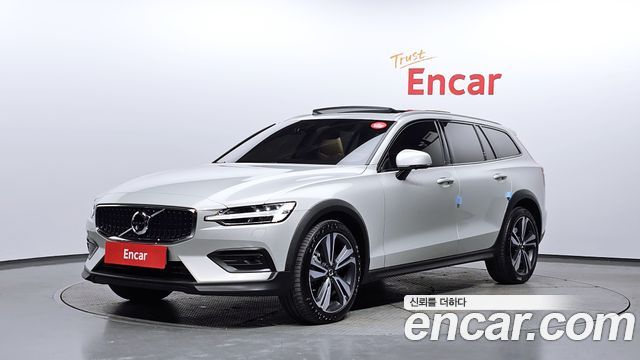 Volvo V60 Cross Country 2-го поколения B5 Pro AWD - фото 0