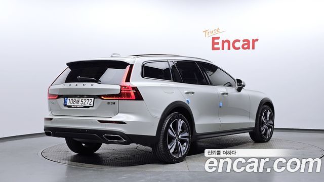 Volvo V60 Cross Country 2-го поколения B5 Pro AWD - фото 1