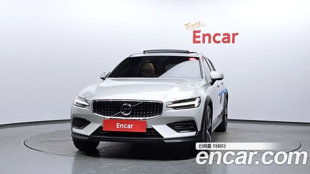 Volvo V60 Cross Country 2-го поколения B5 Pro AWD - фото 2