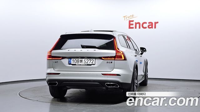 Volvo V60 Cross Country 2-го поколения B5 Pro AWD - фото 3