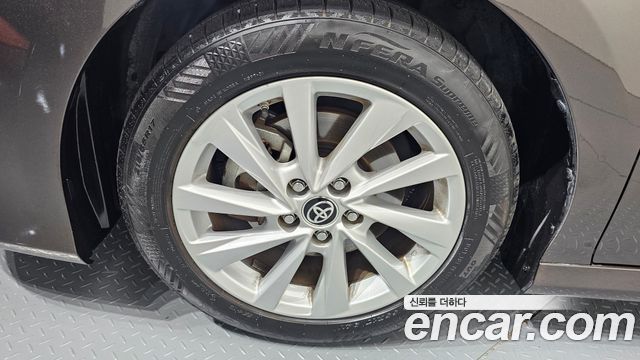 Toyota Camry XV70 2.5 LE Hybrid - фото 4