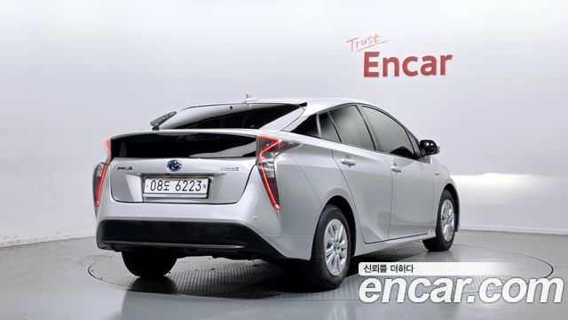 Toyota Prius 4-го поколения 1.8 E - фото 1