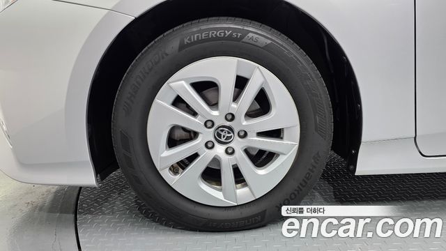Toyota Prius 4-го поколения 1.8 E - фото 4