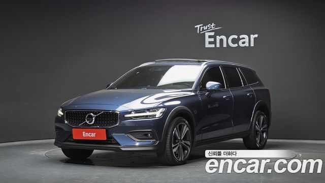 Volvo V60 Cross Country 2-го поколения B5 Pro AWD - фото 0