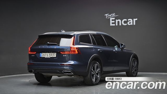 Volvo V60 Cross Country 2-го поколения B5 Pro AWD - фото 1