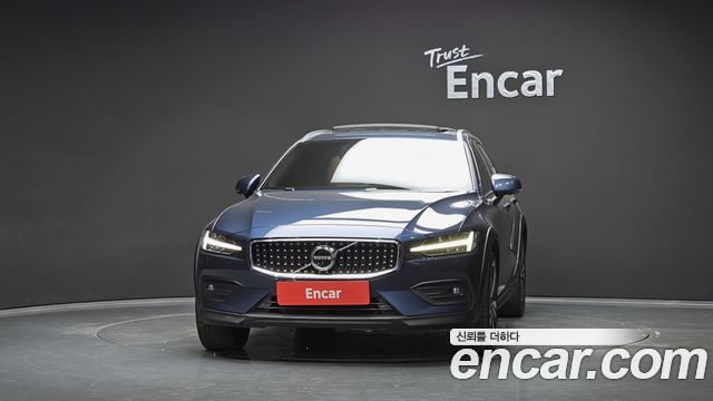 Volvo V60 Cross Country 2-го поколения B5 Pro AWD - фото 2