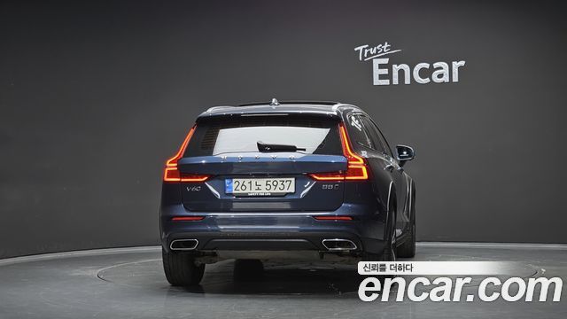 Volvo V60 Cross Country 2-го поколения B5 Pro AWD - фото 3