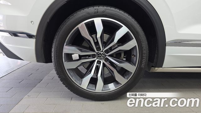 Volkswagen Touareg 3-го поколения 4.0 TDI Prestige - фото 4