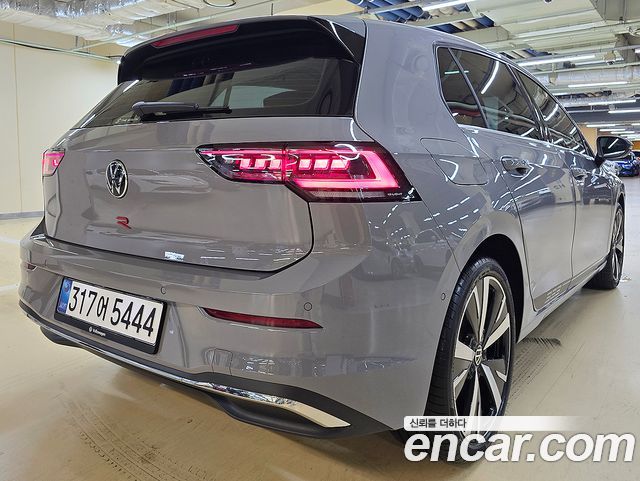 Volkswagen Golf 8-го поколения 2.0 TDI Prestige - фото 3