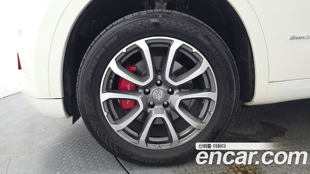 Maserati Levante 3.0 Diesel AWD GranLusso - фото 4