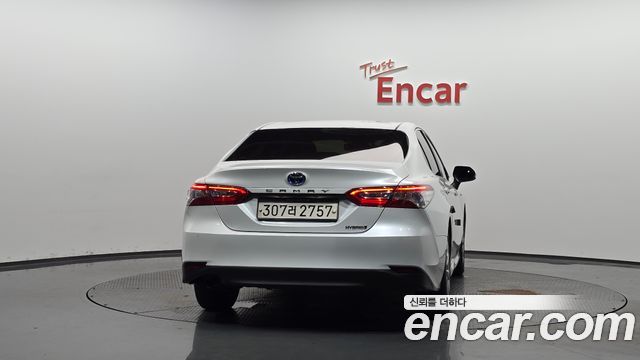 Toyota Camry XV70 2.5 LE Hybrid - фото 3