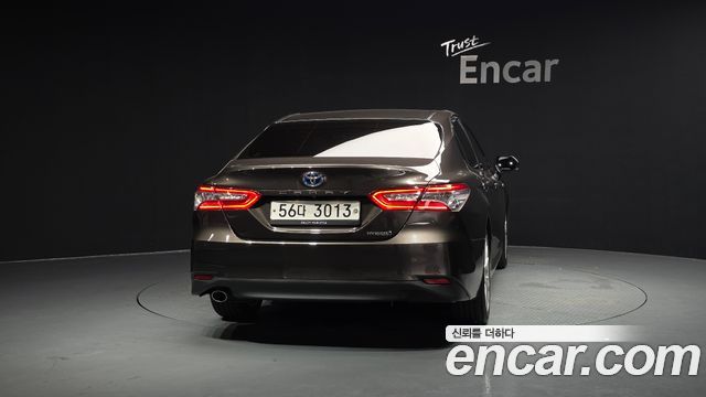 Toyota Camry XV70 2.5 XLE Hybrid - фото 3