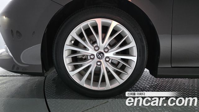 Toyota Camry XV70 2.5 XLE Hybrid - фото 4