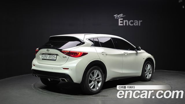 Infiniti Q30 2.0 Essential - фото 1