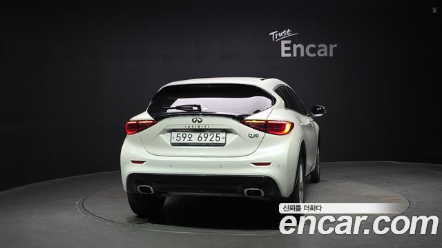 Infiniti Q30 2.0 Essential - фото 3