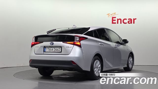 Toyota Prius 4-го поколения 1.8 - фото 1